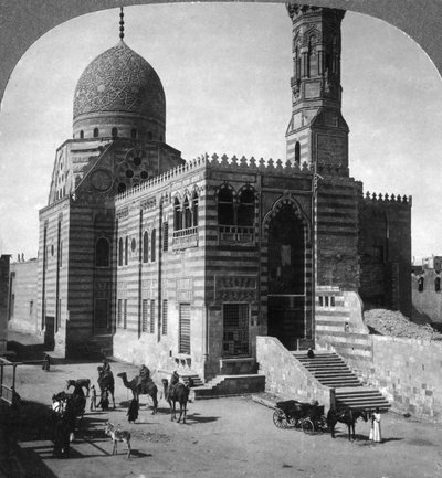 Moschea-tomba del Sultano Kait Bey, Il Cairo, Egitto, 1905 da Underwood and Underwood