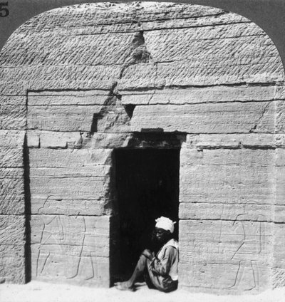 Tomba di Harkhuf, un barone di frontiera ai tempi dei costruttori di piramidi, Assuan Aswan, Egitto, 1905 da Underwood and Underwood