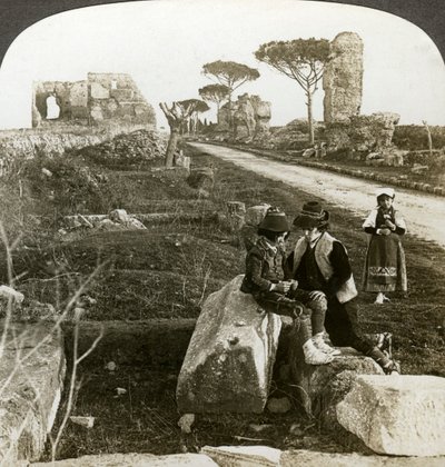 Tombe e bambini in abiti tradizionali, Via Appia, Roma, Italia da Underwood and Underwood