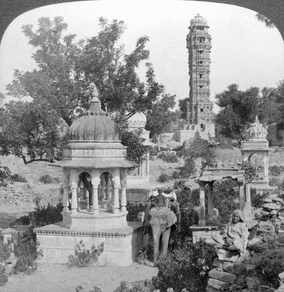 Torre della Vittoria e cenotafi reali, Chittaurgarh, India, 1904 da Underwood and Underwood