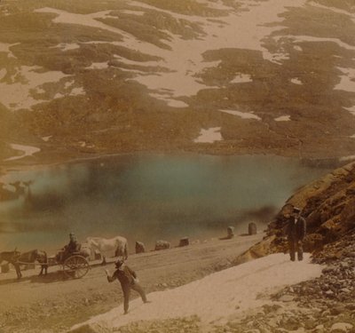 Viaggiatori con palle di neve di luglio, sulla strada sopra le montagne Haukeli, Norvegia da Underwood and Underwood