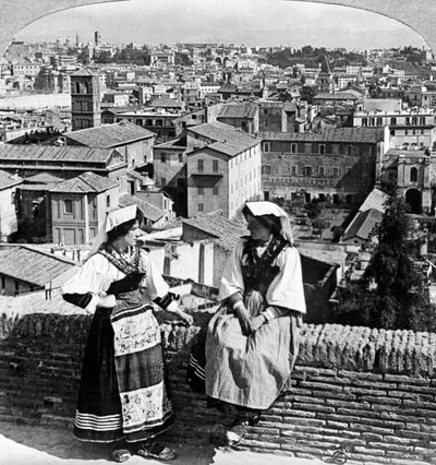 Due donne in costume tradizionale a Roma, Italia da Underwood and Underwood