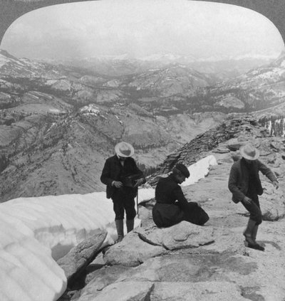 Vista da Clouds Rest sul lago Tenaya fino al lontano Cervino, California, USA, 1902 da Underwood and Underwood