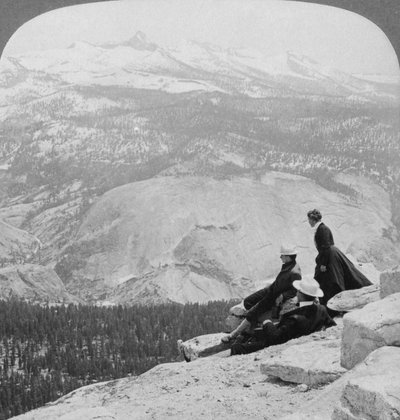 Vista da Clouds Rest sulla Little Yosemite Valley fino al Monte Clark, California, USA, 1902 da Underwood and Underwood