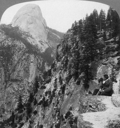 Vista dal Glacier Canyon verso Half Dome, Yosemite Valley, California, USA, 1902 da Underwood and Underwood