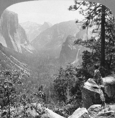 Vista da Inspiration Point attraverso la Yosemite Valley, California, USA da Underwood and Underwood