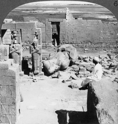 Vista dal Ramesseum a sud-est sulla pianura di Tebe, Egitto, 1905 da Underwood and Underwood