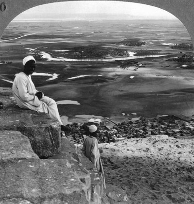 Vista dalla cima della Grande Piramide, Giza, Egitto da Underwood and Underwood