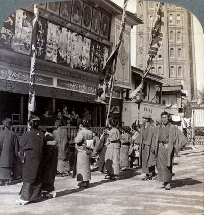 Guardando uno spettacolo gratuito su Theatre Street, guardando a nord verso la Torre di Asakusa, Tokyo, Giappone, 1904 da Underwood and Underwood