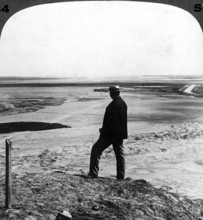 Osservando un turbine di sabbia dalla cima della piramide di Hawara, Egitto, 1905 da Underwood and Underwood