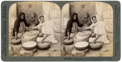 Donne che macinano al mulino, Palestina, 1900 da Underwood and Underwood