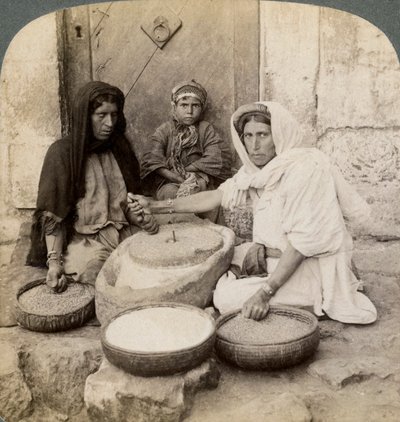 Donne che macinano al mulino, Palestina, 1900 da Underwood and Underwood