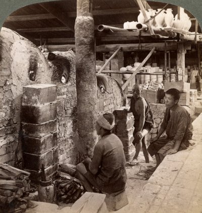 Operai che osservano i forni pieni di porcellana Awata, fabbrica Kinkosan, Kyoto, Giappone, 1904 da Underwood and Underwood