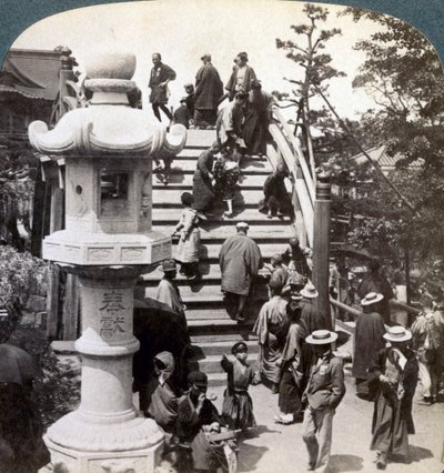 Fedeli che attraversano il ponte semicircolare verso il Tempio di Kameido, guardando a nord, Tokyo, Giappone da Underwood and Underwood