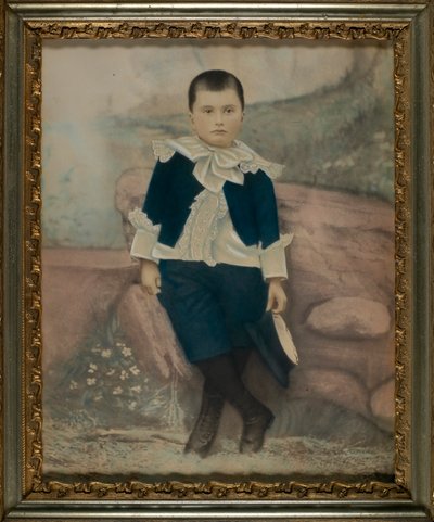 Ragazzo in abito blu elegante da Unidentified
