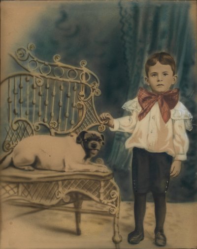 Ragazzo con cane su sedia da Unidentified