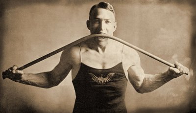 Il forzuto californiano Mr P. A. Linebarger piega una barra di ferro con i denti, San Francisco c.1922 da Unknown