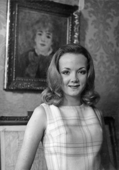 Catherine Hiegel Davanti alla Tela di Renoir a Casa Francese dalla Comédie-Française dopo aver Firmato il suo Contratto per il Ruolo di Cameriera il 30 gennaio 1969 da Unknown