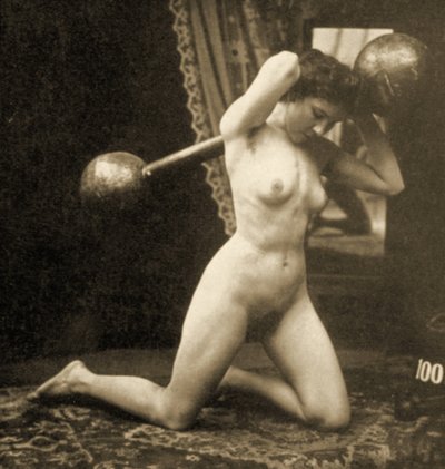 Nudo femminile che si esercita con un bilanciere a globo, c.1900 da Unknown