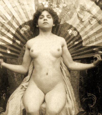 Nudo femminile che posa con un grande ventaglio, c.1900 da Unknown