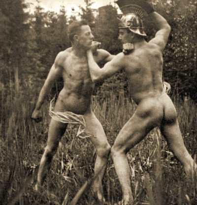 Posa di battaglia con un elmo romano, c.1910 da Unknown