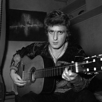 Il Cantante Francese Christophe (Daniel Bevilacqua) dipinge una tela a casa, 18 novembre 1969 da Unknown