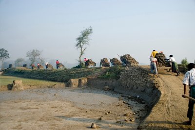 Lavoratori trasportano terra su carretti a mano verso il campo di mattoni a Katiadi, Kishorganj, Bangladesh. Ci sono 6000-7000 campi di mattoni in Bangladesh, solitamente situati fuori dalle città e nei terreni bassi da Unknown
