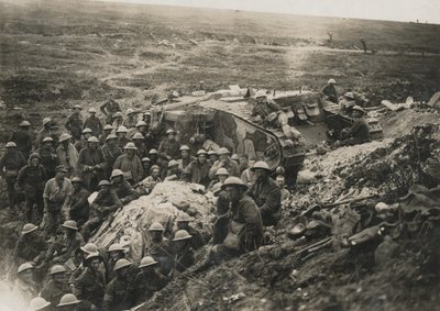 Fotografia ufficiale scattata sul fronte occidentale, 1641. Uno dei nostri carri armati a Flers., 1916 da Unknown