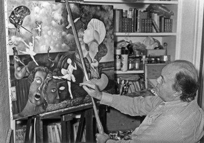 Pierre Velly Alias Pierre De Varga nel suo Laboratorio mentre dà un Ultimo Tocco a una delle sue Tele l