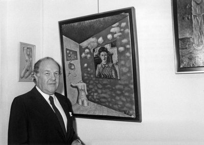 Pierre Velly Alias Pierre De Varga davanti a una delle sue Tele all