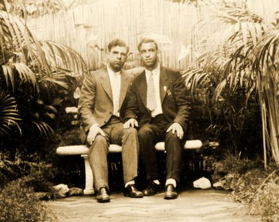 Ritratto di una coppia affettuosa in un giardino tropicale, c.1930 da Unknown