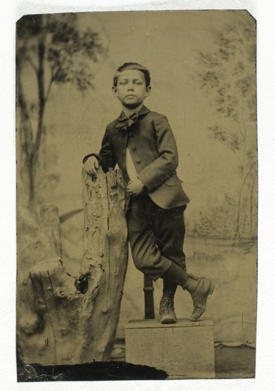 Senza titolo (Ritratto di ragazzo appoggiato) da Unknown