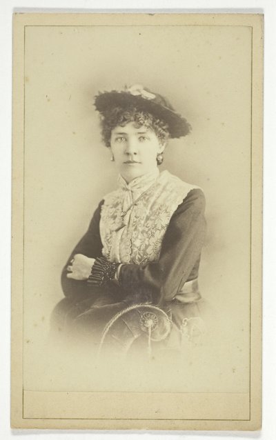 Senza titolo (Ritratto di donna con cappello) da Unknown