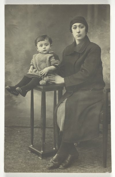 Cartolina senza titolo (Donna con ragazzo su piedistallo) da Unknown
