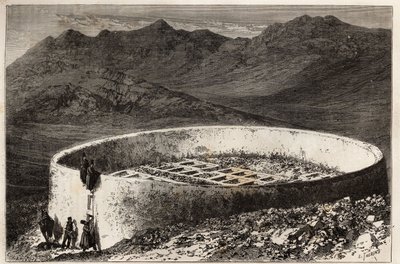 Un cimitero guebra (o zoroastriano) vicino a Teheran (Iran), a forma di grande torre con una circonferenza di 60 metri e un