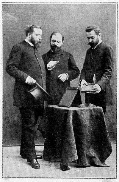 Alphonse Bertillon mostra cliché antropometrici a due dei prefetti di polizia sotto cui era stato posto, 25/03/1888 da Unknown artist