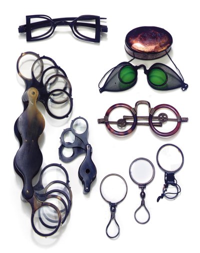 Collezione assortita di occhiali e lenti d