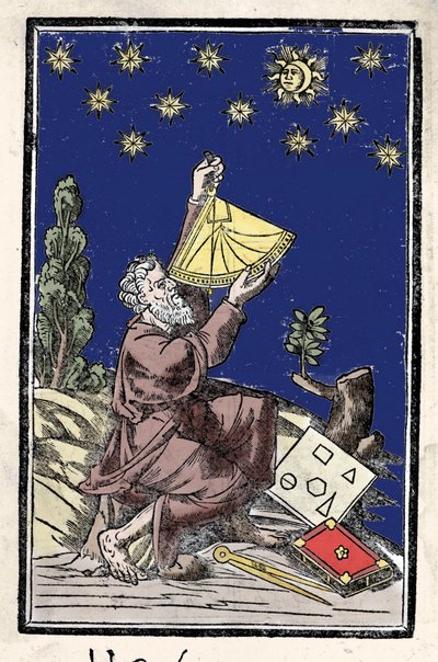 Un astronomo che fa calcoli usando un sestante durante un