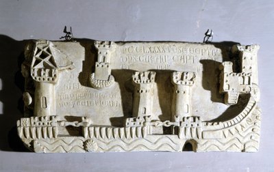Bassorilievo che rappresenta il vecchio porto di Pisa. Si notano le catene che bloccano l
