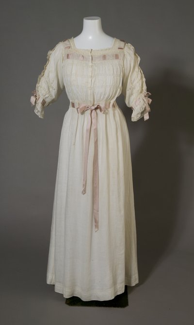 Camicia da Notte di Bertha Palmer, c.1880 (vista frontale), Cotone bianco, pizzo, ricamo e nastro di seta. da Unknown artist