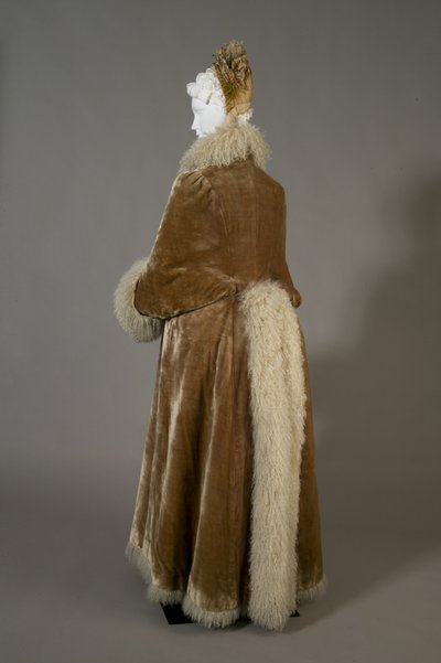 Cappotto invernale di Bertha Palmer, c.1885 (vista obliqua posteriore), velluto di seta e lana d