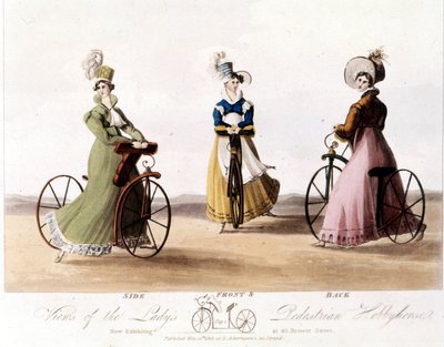Bicicletta per donne vista da davanti, di lato e da dietro. Questo è il modello inventato dal barone von Drais: la Draisienne. Era fatta di legno e non aveva ancora i pedali. Litografia a colori del 1819 da Unknown artist