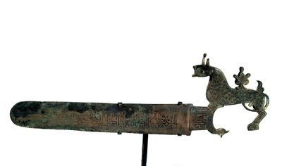 Sega di bronzo con lama decorata di iscrizioni e manico a forma di animale da Unknown artist