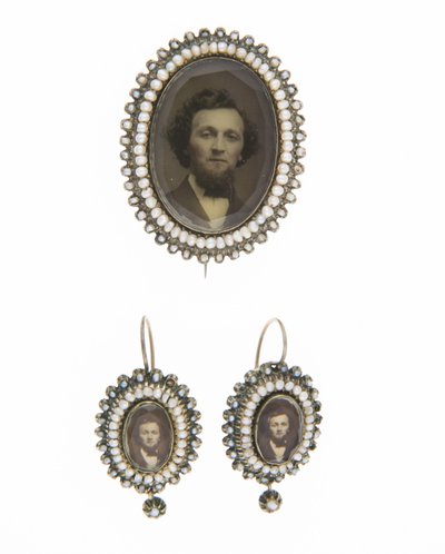 Spilla e orecchini abbinati, c.1880, Fotografie, perle, oro, argento, Senza etichetta da Unknown artist