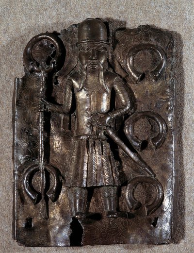 Arti decorative: piatto in ottone inciso da un guerriero portoghese. XVI secolo. Conservato a Vienna da Unknown artist