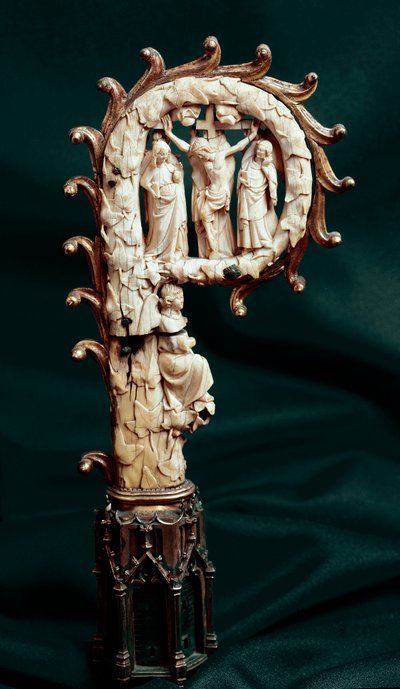 Eveque in rame, metallo dorato e avorio rappresentante la Crocifissione. 1300 circa Parigi, museo nazionale del Medioevo, terme di Cluny da Unknown artist
