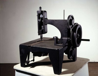 Primo modello di macchina da cucire Singer. metà del XIX secolo. da Unknown artist
