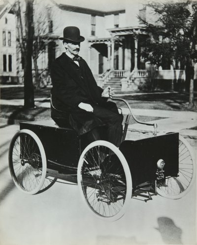 Henri Ford guidò la sua prima automobile a benzina per le strade di Detroit nel 1896 (quadriciclo a trasmissione a catena), Collezione Privata da Unknown artist
