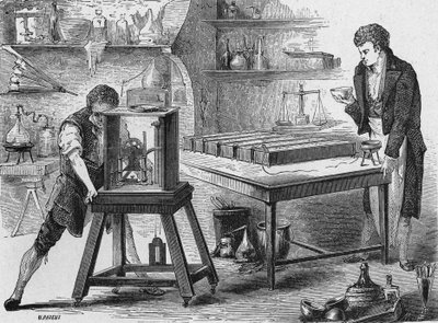 Humphry Davy scompone gli alcali con la batteria voltaica. In 