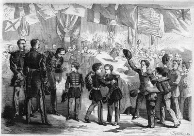 Viaggio di Sua Maestà il Principe Imperiale Napoleone Eugenio Luigi Giovanni Giuseppe Bonaparte (1856-1879), figlio di Napoleone III, a Cherbourg, Francia: muschi e bambini delle truppe offrono un bouquet al principe. Incisione in "L